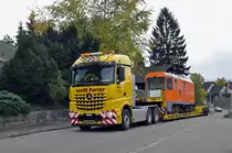 Am 23.10.2015 geht der Schienenreinigungswagen 2330 auf die letzte Reise. Hier fährt der Konvoi Richtung Bahnhof Kaiseraugst und hat das Ziel, die Firma Thommen, bald erreicht.