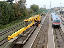 Gleisbaukran-KRC1200_99819119002-9 setzt sich am Bhf. Ried bei regnerischem Wetter mit einer Weiche zur ca. 3 Kilometer entfernten Einbaustelle in Fahrt; 151016