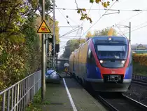 Zwei Euregiobahn (RB20) aus Heerlen(NL)-Stolberg-Hbf kommen die Kohlscheider-Rampe hoch aus Richtung Herzogenrath und halten in Kohlscheid und fahren in Richtung Richterich,Laurensberg,Aachen-West. 
Bei schönem Herbstwetter am Morgen vom 29.10.2015.