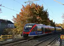 Zwei Euregiobahn (RB20) kommen aus Eschweiler-Sankt-Jöris nach Langerwehe-Stolberg-Altstadt und kommen aus Richtung Aachen-West und halten in Aachen-Schanz und fahren in Richtung Aachen-Hbf.
Bei schönem Herbstwetter am Nachmittag vom 29.10.2015.