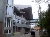 Empfangsgebaeude des Bahnhofs Drobeta Turnu Severin am Abend des 21.04.2014. Damals war dieses Gebaude vor nur wenigen Wochen zu Ende gestellt worden. 
Bahnhof Drobeta Turnu Severin Liegt genau am Donauufer, an der rumaenisch-serbischen Grenze. Einen Grenzuebergang gibt est jedoch dort nicht.