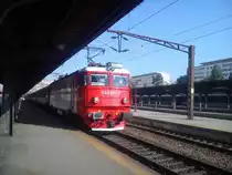 E-Lok 41-0387-5 hat gerade ihren Lauf im Nordbahnhof Bukarest beendet. Fot vom 10.06.2014.