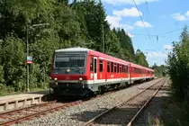 628 702 und 628 562 waren am 22. August 2015 als RB 26948 von Seebrugg über Titisee nach Neustadt (Schwarzwald) unterwegs. Hier konnte die beiden Triebwagen im Bahnhof Aha aufgenommen werden, als sie auf den aus Titisee kommenden Museumszug nach Seebrugg warteten.
Die Dieseltriebwagen verkehrte im Sommer 2015 wegen Bauarbeiten auf der Höllentalbahn, weshalb die gesamte Oberleitung zwischen Freiburg, Neustadt (Schwarzwald) und Seebrugg ausgeschaltet war.