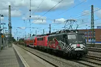 115 509-2 brachte am 25.08.15 111 167-3 und zwei Steuerwagen im PbZ 24__ nach München. Hier konnte die betagte Ellok am Heimeranplatz iauf dem Weg nach München Ost Rbf fotografiert werden.
