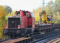 12.10.2015 Zepernick. Locon 216 mit Bauzug im Gleis Karow - Bernau