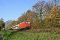 Ein Nachschuss auf die 101 028-9 DB sie schiebt einen IC  2024 aus Passau-Hbf nach Hamburg-Altona  und kamm als Umleiter aus Richtung Koblenz und fährt durch Bad-Honnef(am Rhein) in Richtung Köln.
Bei schönem Herbstwetter am Mittag vom 1.11.2015.
