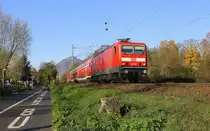 143 661 DB kommt mit der RB27 aus Mönchengladbach-Hbf nach  Koblenz-Hbf  aus Richtung Köln und fährt durch Bad-Honnef am Rhein in Richtung Koblenz auf der Rechte Rheinstrecke (KBS 465) bei Bad-Honnef am Rhein.
 Bei schönem Herbstwetter am Mittag vom 1.11.2015. 
