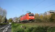 185 085-8 DB  kommt aus Richtung Köln mit einem langen Containerzug aus Köln-Eifeltor nach Italien und fährt in Richtung Koblenz auf der Rechte Rheinstrecke KBS 465 bei Bad-Honnef(am Rhein).
Bei schönem Herbstwetter am Mittag vom 1.11.2015.