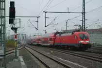 182 020 schiebt am 30.10.2015 eine S-Bahn nach Meissen aus dem Bahnhof Dresden-Neustadt.