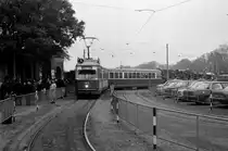 Wien Wiener Verkehrsbetriebe Allerheiligenverkehr 1975: Ein Zug der SL 6 (E1 4670 + c3 1136) hat am 1. November 1975 die Endstation vor dem 3. Tor des Zentralfriedhofs erreicht und die Fahrgäste an der Ankunftshaltestelle abgegeben. Auf dem Bild fährt der Zug zur Abfahrtshaltestelle (hinter dem Fotografen), um Fahrgäste in Richtung Urban-Loritz-Platz über Geiselbergstraße, Quellenstraße, Margaretengürtel, Gumpfendorfer Gürtel, Mariahilfer Gürtel und Neubaugürtel / Westbahnhof zu befördern.