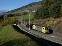Die ES 64 U2-011 und die ES 64 U2-022 mit einem KLV-Zug am 31.10.2015 unterwegs bei Matrei am Brenner