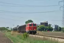 Bevor die ÖBB den Güterverkehr nach Ernstbrunn aufgegeben haben, fuhr beinahe täglich ein Güterzug nach Ernstbrunn. Oft waren dazu die alt-rote 2143.35 oder die 2143.40 eingeteilt. Entstanden ist diese Aufnahme kurz nach der Kreuzung mit der Bundesstrasse 6.
Interessant bei diesen Zügen war, das stets ein Begleitwagen für die Verschubmannschaft mitgeführt wurde, der hier in der Zugmitte zu sehen ist. (30.04.2007)