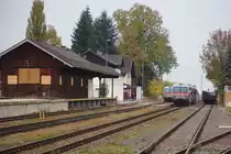 Recht stilvoll präsentiert sich der Bahnhof Mattighofen an einem trüben Herbsttag. Lediglich zwei Handymasten, einer davon ganz rechts stören das ansonsten schöne Ensemble.
Um 10:30 kreuzen hier täglich der Zug nach Braunau mit dem nach Salzburg Hbf. Am linken Kreis warten der 5047 064 und der 5047 084, wobei letzterer durch den gerade einfahrenden Zug nach Braunau am rechten Gleis verdeckt wird. Dieser bestand aus dem 5047 071 und 5047 074. (24.10.2015)