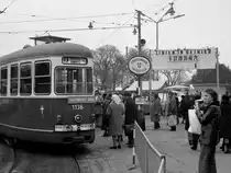 Wien Wiener Verkehrsbetriebe Allerheiligenverkehr 1975: An der Abfahrtshaltestelle am 3. Tor des Zentralfriedhofs warten am 1. November 1975 schon viele Leute auf die Straßenbahnlinie, die sie nach Hause bringen kann. - An diesem Tag waren die folgenden Straßenbahnlinien in Betrieb: 6, 6/, 22, 29Z, 35, 46Z und 71. - Scan von einem S/W-Negativ. Film: Kodak Tri X Pan. Kamera: Kodak Retina Automatic II. 
