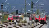 Obwohl die Gefahr besteht dass die Admins auf  Motiv verdeckt  voten, war mir dieses Hamster Familientreffen ein Photo wert. In Mittenwald haben sich versammelt: 2442 213 und 2442 230 und der nicht Österreich taugliche 442 009. Drei  Minihamster besitzt die Werdenfelsbahn von DB Regio. Hinter den Hamstern geht es noch über 1500 Meter zur westl. Karwendelspitze. Interessant auch im Hintergrund der blaue Mercedes Benz LKW mit Kastenaufbau. Bahnhof Mittenwald am 10.10.2015 