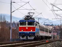 Am Morgen des 13.03.2015. verlässt die 1141 386 an der Spitze des Personenzuges 4000 den Zagreber Hauptbahnhof in Richtung Süden, ganz am Anfang der über 200 Kilometer langen Fahrt nach Rijeka. Die drei Wagen am Haken sind mehr als genug für die an den zahlreichen Zwischenhalten ein- und aussteigenden Fahrgäste, sowie die sehr wenigen welche sich für eine fünfstündige Zugfahrt von der kroatischen Hauptstadt bis an die Adria entschieden haben.