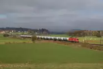 1116 125 mit einem Kesselwagenzug am 30. Oktober 2015 bei Bernau am Chiemsee.