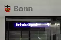 Bonn ist in Berlin angekommen.
Hier die kurze, knappe Aufnahme zum Bild (ID 899568) im Vergleich einen Monat später .
Der Tz 208 als ICE 554 nach Köln Hbf am 18.10.2015 in Berlin Hbf.
