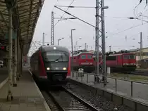 Auf Gleis 2 ein Desiro als RE8 nach Tessin, auf Gleis 3 zwei Ludmillas (im Bild nur 232 534) und dahinter auf dem Durchfahrtsgleis im Bild nur 155 208; Wismar, 18.01.2009
