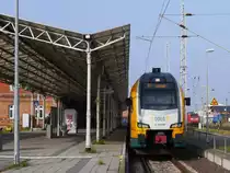 Auf Gleis 2 wartet ET 445.108 (Stadler KISS) der ODEG angekommen als RE aus Cottbus auf die Rückfahrt; Wismar, 01.11.2015
