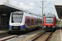20.06.2015: Seit Fahrplanwechsel Dezember 2014 fährt erixx auch nach Gosslar und Bad Harzburg, was vorher der Aufgabenbereich der DBRegio Nord war mit ihren 628. Jetzt stehen sie nur noch im BW rum und warten auf ihr Schicksal.
Hier wartet 622 718 als RB 42 auf Abfahrt nach Bad Harzburg. Daneben wartet 648 766 als RB45 nach Schöppenstedt.