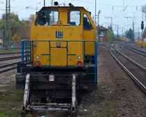 Sieht schon irgendwie merkwürdig aus, erst recht abgestellt am Prellbock, die Legolok BR214 von Leonard Weiss im Bahnhof Plattling 30.10.2015, aufgenommen vom Ende des Bahnsteigs 2.