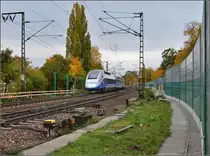 Vorbei ist's mit der Fotoherrlichkeit am Rastatter Nadelöhr. 

Der Straßenbahn entgegen kommt der TGV nach München. Oktober 2015.

Für Zweifler: Erstaunlicherweise konnte man noch erlaubt durch eine Lücke in der neuerrichteten Schallschutzwand lugen ohne den Gleisbereich zu betreten.
