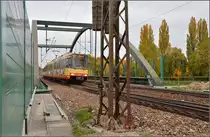 Vorbei ist's mit der Fotoherrlichkeit am Rastatter Nadelöhr. 

AVG 829 legt sich in die Kurve auf der Murgbrücke. Oktober 2015.

Für Zweifler: Erstaunlicherweise konnte man noch erlaubt durch eine Lücke in der neuerrichteten Schallschutzwand lugen ohne den Gleisbereich zu betreten.