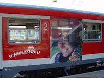 DB Regiowagen ABnrz 50 80 31-34 360-3 macht werbung f�r den Schwarzwald am 19.07.03 in Singen (Htw)