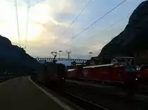 Nachschuss von Re 420 347-7 am Abend des 22.7.2015 bei der Durchfahrt in Erstfeld.