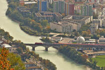. Modellbahncharakter - An der Bergstation der Hungerburgbahn hat man eine tolle Aussicht auf die Stadt Innsbruck. Ein unerkannt gebliebener �BB Taurus mit den EC 163 „Transalpin“ Z�rich HB - Graz Hbf am Hacken hat am 06.10.2015 den Hauptbahnhof von Innsbruck verlassen und konnte beim �berqueren des Inn abgelichtet werden. (Jeanny)