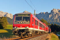 . Es gibt sie noch die lokbespannten Z�ge auf der Mittenwaldbahn - Die �berraschung war gro�, als am 04.10.2015 der Verst�rkerzug RE 4872 Mittenwald – M�nchen Hbf im besten Abendlicht in Mittenwald am Quicken �ber die Schmalenseeh�he in Richtung Klais fuhr. Als Schublok fungierte 111 123-6. F�r Zweifler: Die Fotografin stand nicht zu nah am Gleis, sondern auf einem Wanderweg, das Bild wurde lediglich zugeschnitten, um ein abgestelltes Auto verschwinden zu lassen. (Jeanny)