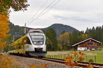 . Werbeente - Am 06.10.2015 machten wir einen Ausflug mit der Bahn nach Innsbruck von Scharnitz aus. Auf der R�ckfahrt mit dem Auto von Scharnitz nach Mittenwald fuhr uns kurz hinter der �sterreichische Grenze der �BB 4024 088-9 mit der Werbung f�r Raiffeisen Bank vor die Linse. Der Triebzug kam aus Garmisch-Partenkirchen und war als S 5461 nach Innsbruck unterwegs. Bahnstrecke M�nchen Hbf – Mittenwald Grenze zwischen Mittenwald und Mittenwald Grenze. (Jeanny)