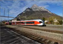 Der SOB-Ringzug mit RABe 526 058-1 in Sargans, man könnte ihn wohl auch als Circum-Sambatina oder Rund-um-den-Säntisbahn bezeichnen. Im Hintergrund der Gonzen, Hausberg von Sargans mit ca. 1300 m über der Schienenoberkante... November 2015.
