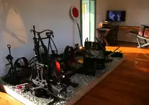 Es wird,... Schon seit Jahren gibt es am Bahnhof in Stainz eine beachtliche Sammlung an diversen Eisenbahnutensilien. Am letzten Wochenende begann man etwas Ordnung darin zu bringen. Mit Start zur nächsten Saison 2016 kann man dann in einem Rundgang alles Wissenswerte über die Stainzer Lokalbahn und den Flascherlzug erfahren. 

P.s.: meine Bilder gibt's dort natürlich auch zu sehen :-) 


7.11.2015 