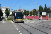 Nice / Nizza Lignes d'Azur: Der Citadis-402 24 auf der Linie T1 nähert sich der Haltestelle Vauban (Boulevard François Mitterand). Datum: 25. Juli 2015.