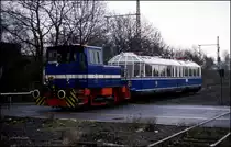 Seltener Gast, der nie wieder dorthin kommen wird, war am 14.4.1992 der Gläserne Zug 491001 auf der Delmenhorst Harpstedter Eisenbahn. Der mit einer Gesellschaft voll besetzte Aussichtstriebwagen wurde in Delmenhorst von der DHE Lok 9, Erbauer die Fa. Schöma, übernommen, da die Reststrecke bis Harpstedt bekanntlich nicht elektrifiziert ist. Leider war dieser seltene Besuch von Regenwetter begleitet. Aber bei solchen Anlässen wird trotzdem fotografiert! - Die Aufnahme zeigt den Zug nach der Übernahme in Delmenhorst am Beginn der Fahrt nach Harpstedt.