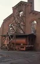 Abenteuerlich untergestellt fand ich am 14.4.1992 im Delmenhorster Industriemuseum Wolle diese Dampfspeicherlok vor. Unter einem Stützgerüst für ein altes Fabrikportal versteckt stand dort die Henschel Lok 12469, Baujahr 1913. - Ob die Situation vor Ort heute noch so ist, kann ich nicht sagen. Vielleicht kann das ja jemand aus dem Forum ergänzen.