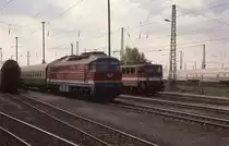Ausfahrt der 232149 mit einem D in Richtung Leipzig aus dem HBF Halle am 14.4.1991.
Im Hintergrund steht auf dem Bild in gleicher Fahrtrichtung 142110.