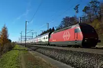 SBB: Re 460 Lokomotiven als Zug - und Zwischenlok im Einsatz auf der alten Stammstrecke bei Roggwil-Wynau am 7. November 2015. Bei der Zuglokomotive handelte es sich um die Re 460 042-5. Nicht erkenn- sondern nur klein ersichtbar links im Bilde ist die Zwischenlok.
Foto: Walter Ruetsch