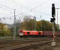 Die Class 66 DE6313 von Crossrail kommt aus Richtung Montzen/Belgien mit einem langen Containerzug aus Zeebrugge-Ramskapelle(B) nach Milano(I) und fährt in Aachen-West ein. Aufgenommen vom Bahnsteig in Aachen-West. 
Bei Wolken am Mittag vom 7.11.2015.