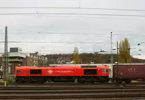 Die Class 66 DE6313 von Crossrail kommt aus Richtung Montzen/Belgien mit einem langen Containerzug aus Zeebrugge-Ramskapelle(B) nach Milano(I) und fährt in Aachen-West ein. 
Aufgenommen vom Bahnsteig in Aachen-West. 
Bei Wolken am Mittag vom 7.11.2015.