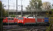 152 112-9 DB kommt aus Richtung Köln,Aachen-Hbf,Aachen-Schanz mit einem langen Containerzug aus Gallarate(I) nach Zeebrugge(B) und fährt in Aachen-West ein. Aufgenommen vom Bahnsteig in Aachen-West.
Bei Wolken am 7.11.2015.