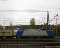 185 527-9  von Crossrail fährt mit einem langen Ewals-Cargo-Care Containerzug aus Geleen-Lutterade(NL) nach Novara(I) bei der Ausfahrt von Aachen-West und fährt in Richtung Aachen-Schanz,Aachen-Hbf,Aachen-Rothe-Erde,Stolberg-Hbf(Rheinland)Eschweiler-Hbf,Langerwehe,Düren,Merzenich,Buir,Horrem,Kerpen-Köln-Ehrenfeld,Köln-West,Köln-Süd.
 Bei Wolken am 7.11.2015.