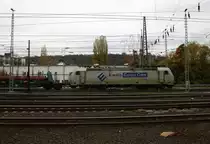 185 581-6  Celine Alia  von Crossrail mit Ewals Cargo Care Werbung fährt mit einem langen Containerzug aus Zeebrugge-Ramskapelle(B) nach Milano(I) bei der Ausfahrt aus Aachen-West und fährt in Richtung Aachen-Schanz,Aachen-Hbf,Aachen-Rothe-Erde,Stolberg-Hbf(Rheinland)Eschweiler-Hbf,Langerwehe,Düren,Merzenich,Buir,Horrem,Kerpen-Köln-Ehrenfeld,Köln-West,Köln-Süd. 
Aufgenommen vom Bahnsteig in Aachen-West.
Bei Wolken am 7.11.2015. 