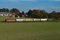 SBB: SBB Güterzüge auf der BLS Strecke Solothurn-Burgdorf (ehemals RM/EBT). Re 6/6 11657  ESTAVAYER-LE-LAC  mit Wagen der Utzenstorf Papier zwischen Biberist und Solothurn am 6. November 2015. Diese Wappenlose Re 6/6 weckt traurige Erinnerungen an die letzten Betriebsjahre der Ae 6/6 wach.  
Foto: Walter Ruetsch