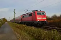 RE7 noch Lokbespannt aus Krefeld kommend ist hier die 111 098 zwichen Osterath und Kaarst nach Neuss fahrend zu sehen. Sonntag 8.11.2015