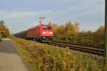 185 207-8 mit einem Autotransporterzug voll Modellen der Firma PSA zwischen Osterath und Kaarst. 8.11.2015