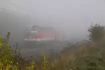 Im dichten Bodennebel fährt die 1144 218 mit einem Doppelstockwendezug bei Pfaffstätten Richtung Süden. Das Bild entstand am 6.11.2015.