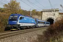 1216 250 hat mit RJ71 soeben den Busserltunnel zwischen Gumpoldskirchen und Pfaffstätten verlassen. Das Bild entstand am 6.11.2015.